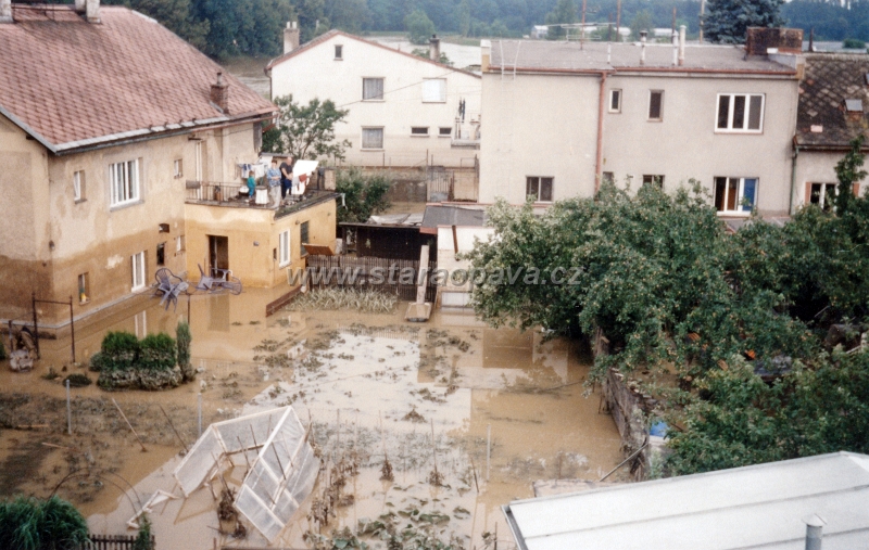 skody1997 (1).jpg - Povodně 1997, škody - Dvory domů na Čapkově nábřeží